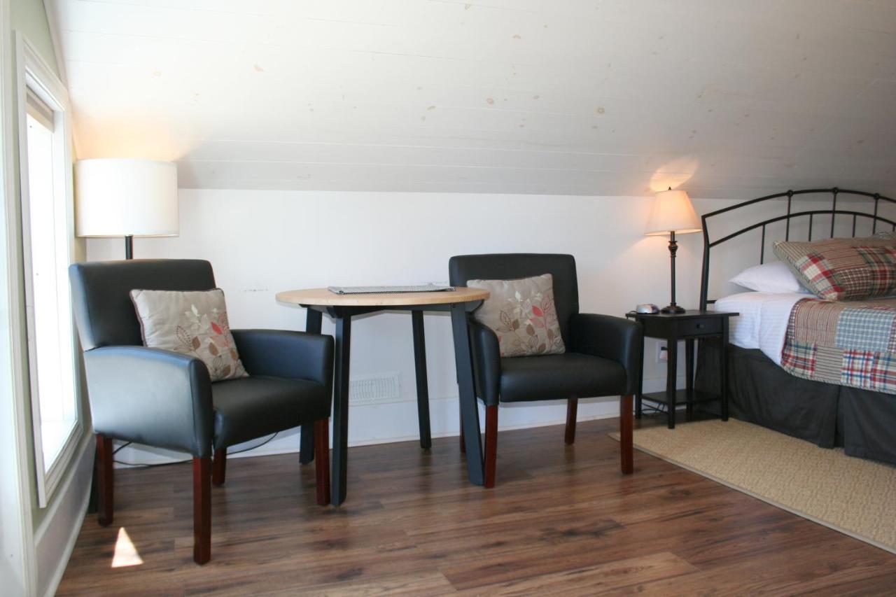 Hadovka Lakeside Inn Wellington Exterior photo