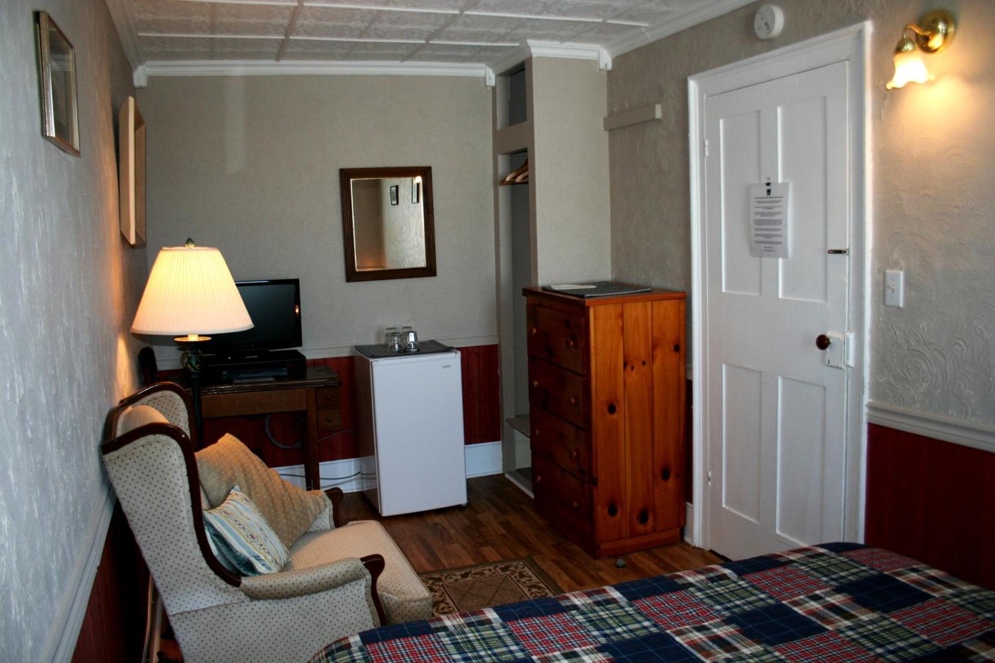 Hadovka Lakeside Inn Wellington Exterior photo